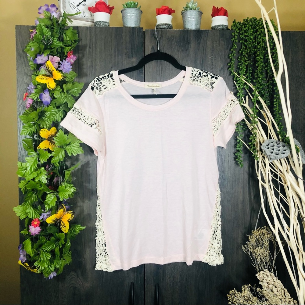 **🌼3/$30🌼True Freedom Short Sleeved Lace Detailed Top Size Medium